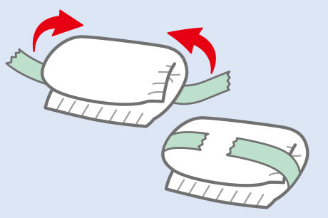 2.Сверните подгузник загрязненной поверхностью внутрь и закрепите боковые ленты, чтобы плотно его запечатать.