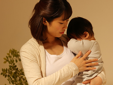 При виде плачущего малыша мама и папа грустят, потому что на них влияют чувства малыша.